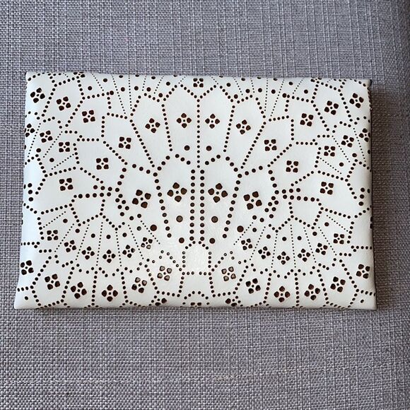 BCBG MAXAZRIA WHITE HOLLOW OUT ENVELOPE CLUTCH - Picture 3 of 8